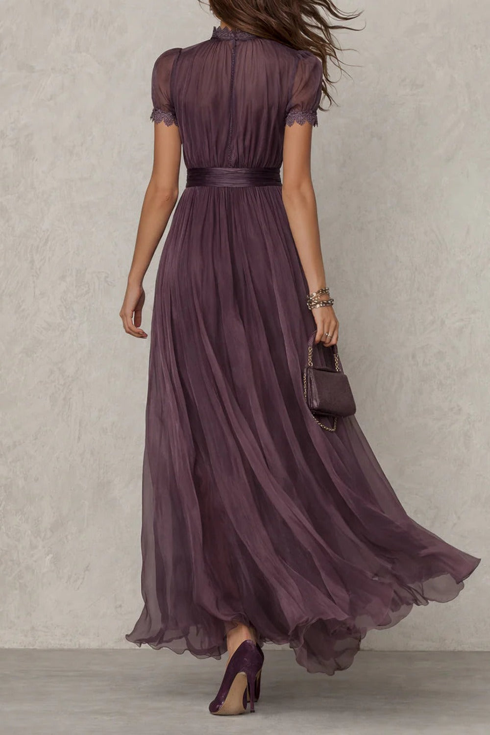 FLAVIA - ROBE LONGUE VIOLETTE AVEC ENCOLURE GOUTTE ET BORDURE EN DENTELLE DE MOUSSELINE