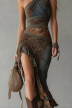 ELENA ∙ ROBE LONGUE ASYMÉTRIQUE À UNE ÉPAULE AVEC IMPRIMÉ ETHNIQUE ET FENTE HAUTE