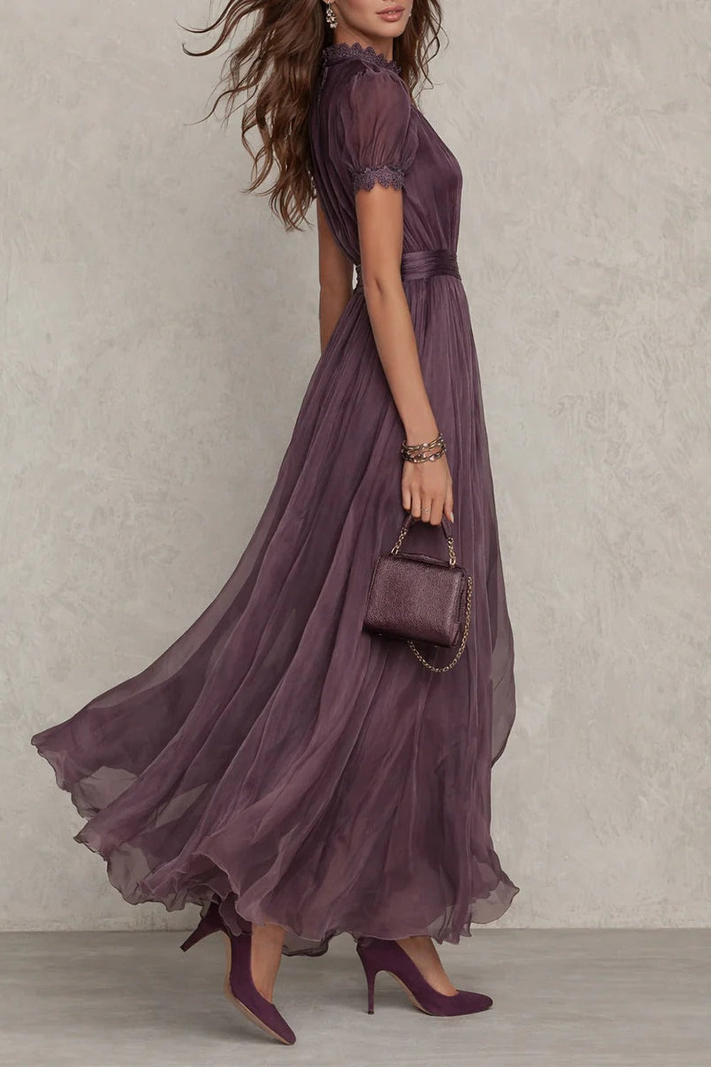 FLAVIA - ROBE LONGUE VIOLETTE AVEC ENCOLURE GOUTTE ET BORDURE EN DENTELLE DE MOUSSELINE
